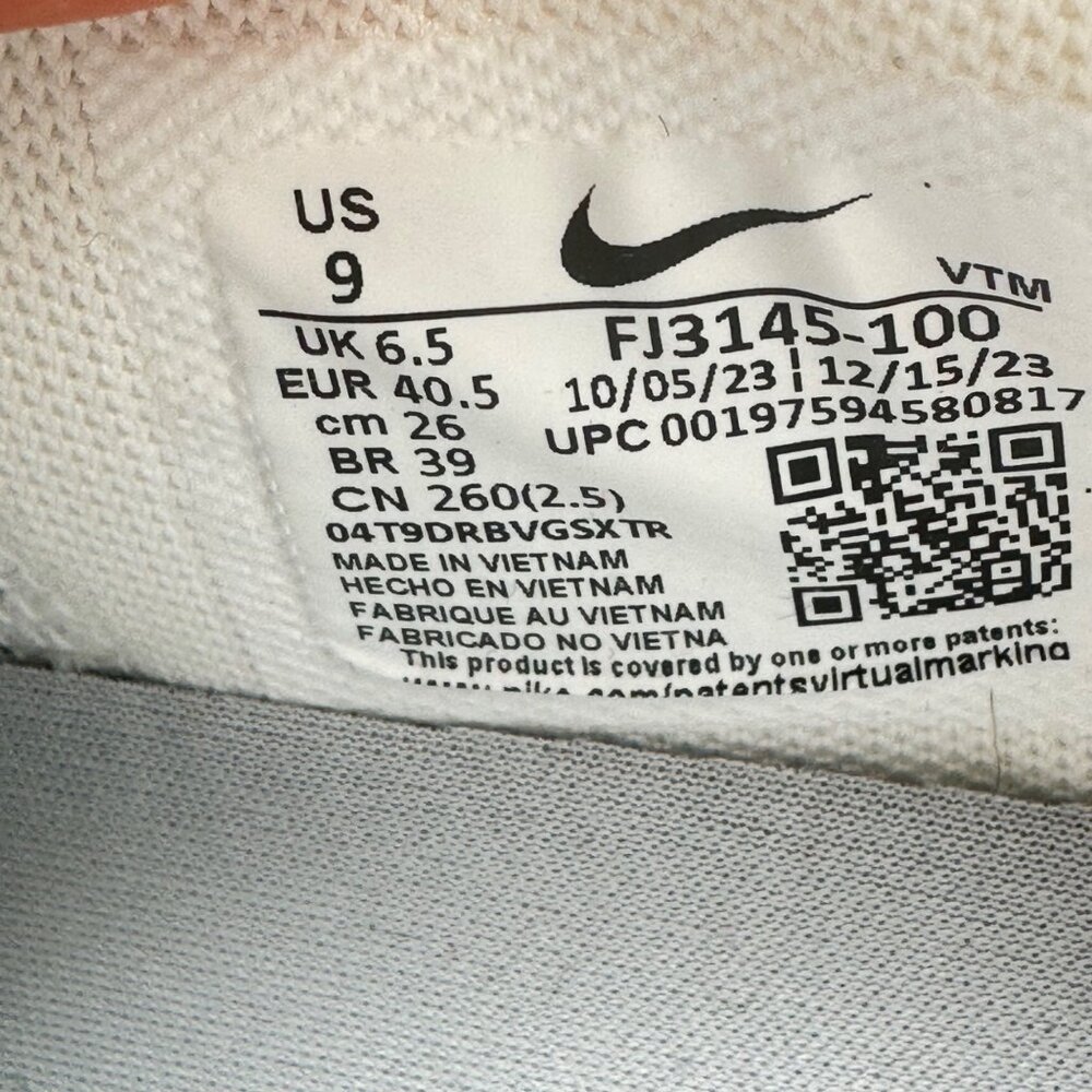 Women's Nike Air Max DN White Metallic Silver Size 9  FJ3145-100 NEW - Picture 9 of 10